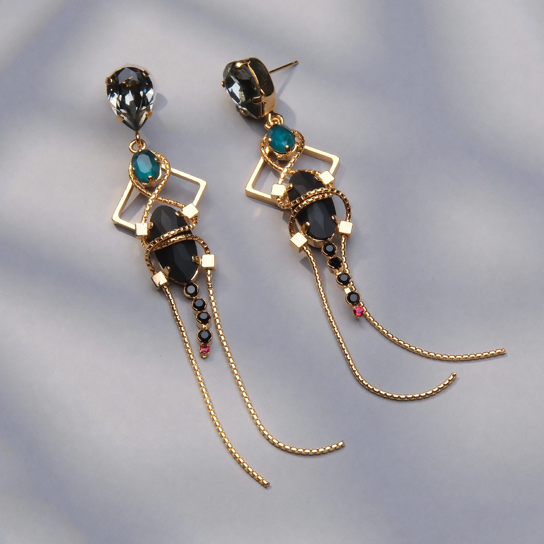 Złocone kolczyki z czarnymi i turkusowymi kryształkami. MAŁE PRAGNIENIA