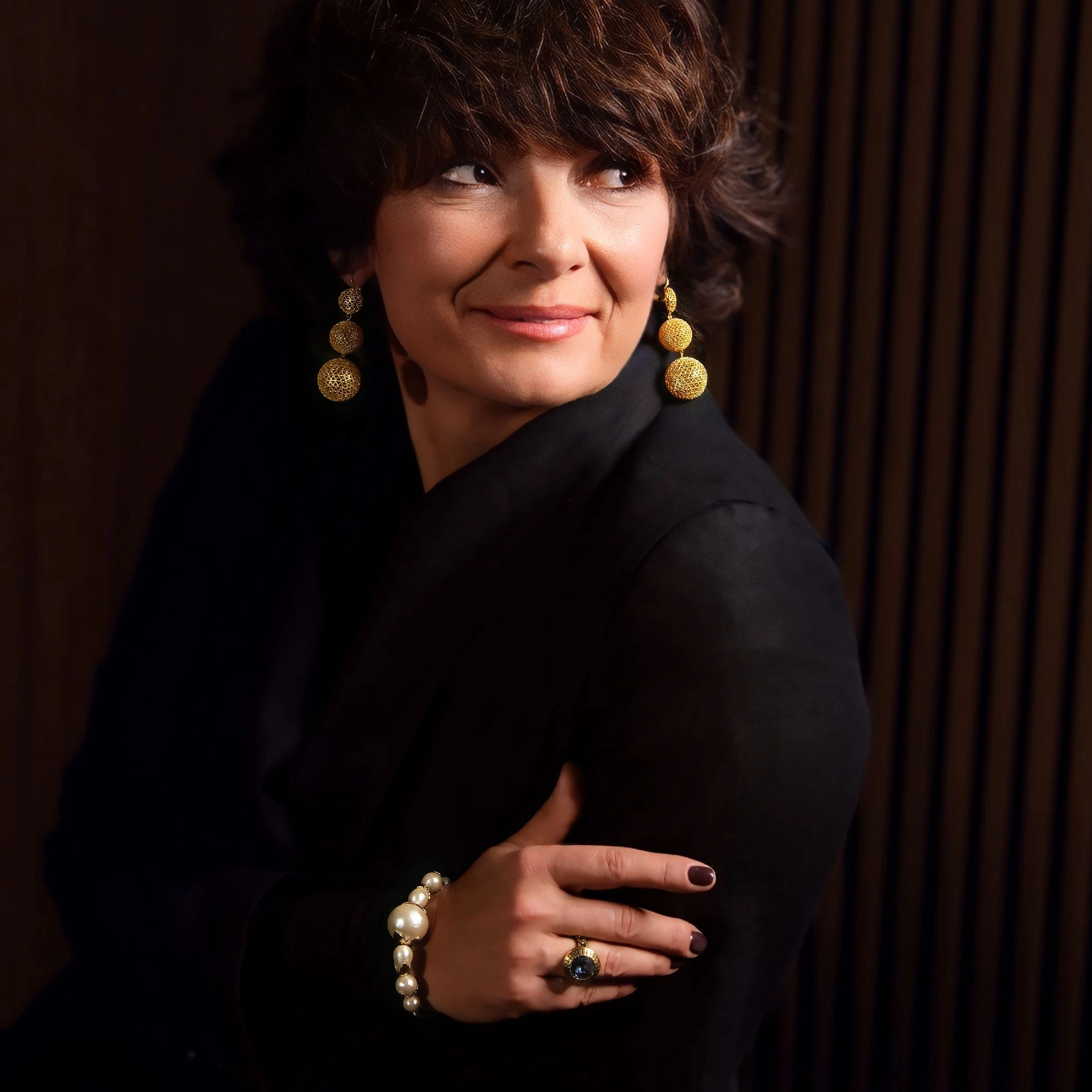 Duży pierścionek z niebieskim kryształem. NIEBIESKIE OCZY