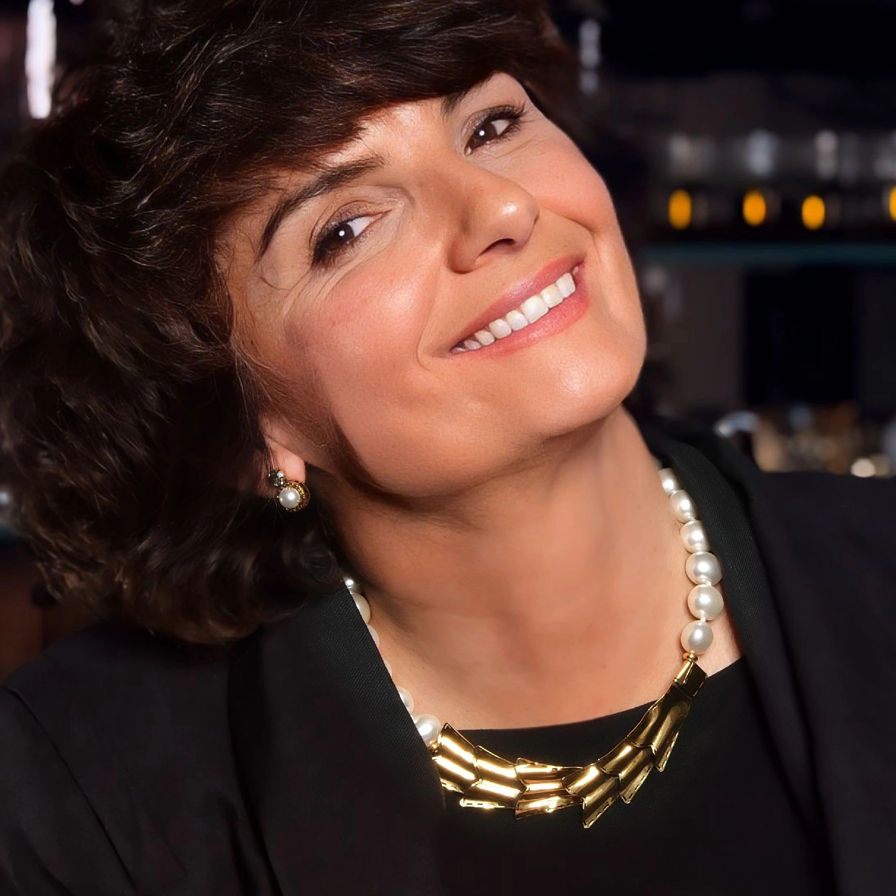 Złocone kolczyki z perłą i kryształem black diamond. JACKIE