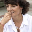 Kolczyki wiszące z drobnymi, błękitnymi kryształkami. MINIMALIZM