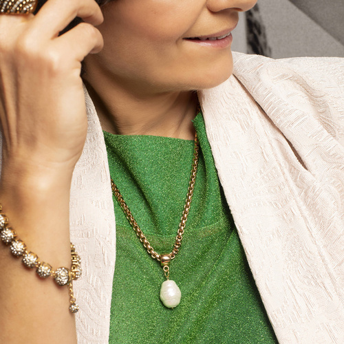 PERLA DE ALEGRÍA. Un colgante en una cadena con una perla.