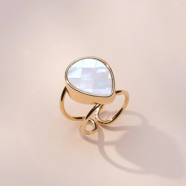 Otwarty pierścionek w formie kropli z masą perłową. MOZAIKA WSPOMNIEŃ