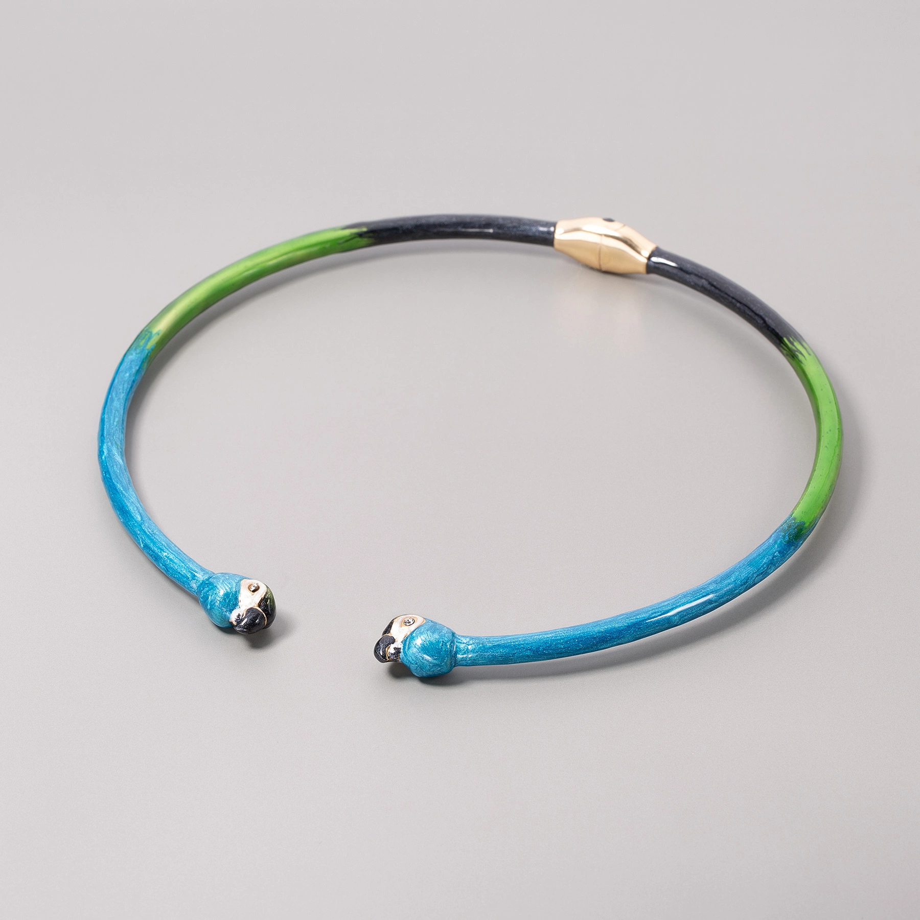 Wąska pozłacana bransoletka z głowami papug z cyrkoniami. PAPUGUJ PO MNIE