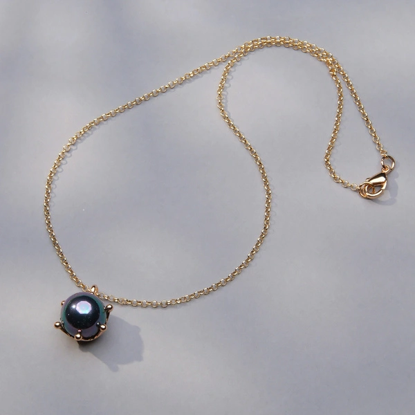 Złocony naszyjnik z perłą w zieleni i fiolecie w koronie. JESTEM SZCZĘŚLIWA