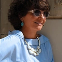 Złocony naszyjnik z białymi kamieniami z żywicy. WZGÓRZA AKROPOLU