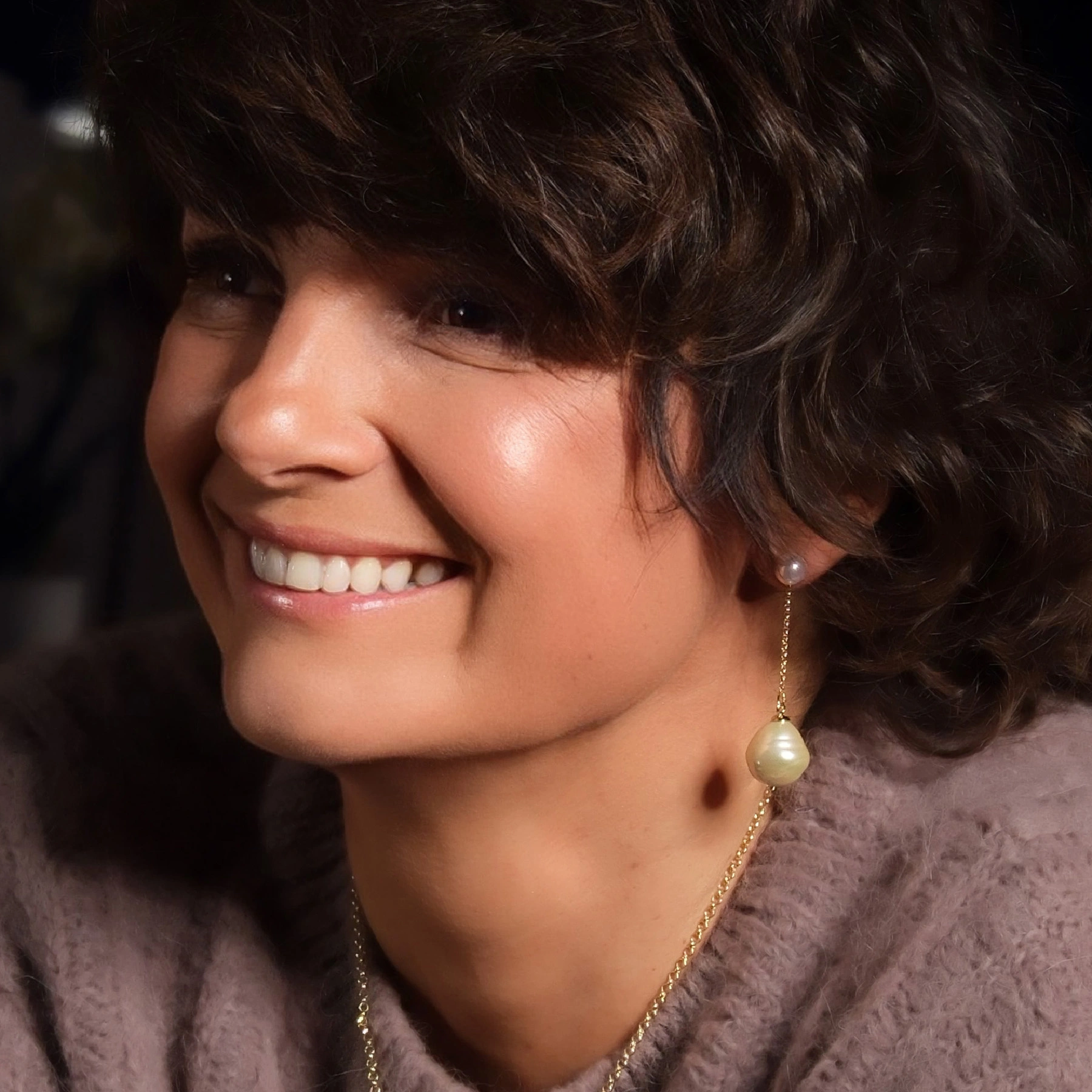 Pozłacane kolczyki z dwiema szklanymi perłami. MIŁOSNE GESTY