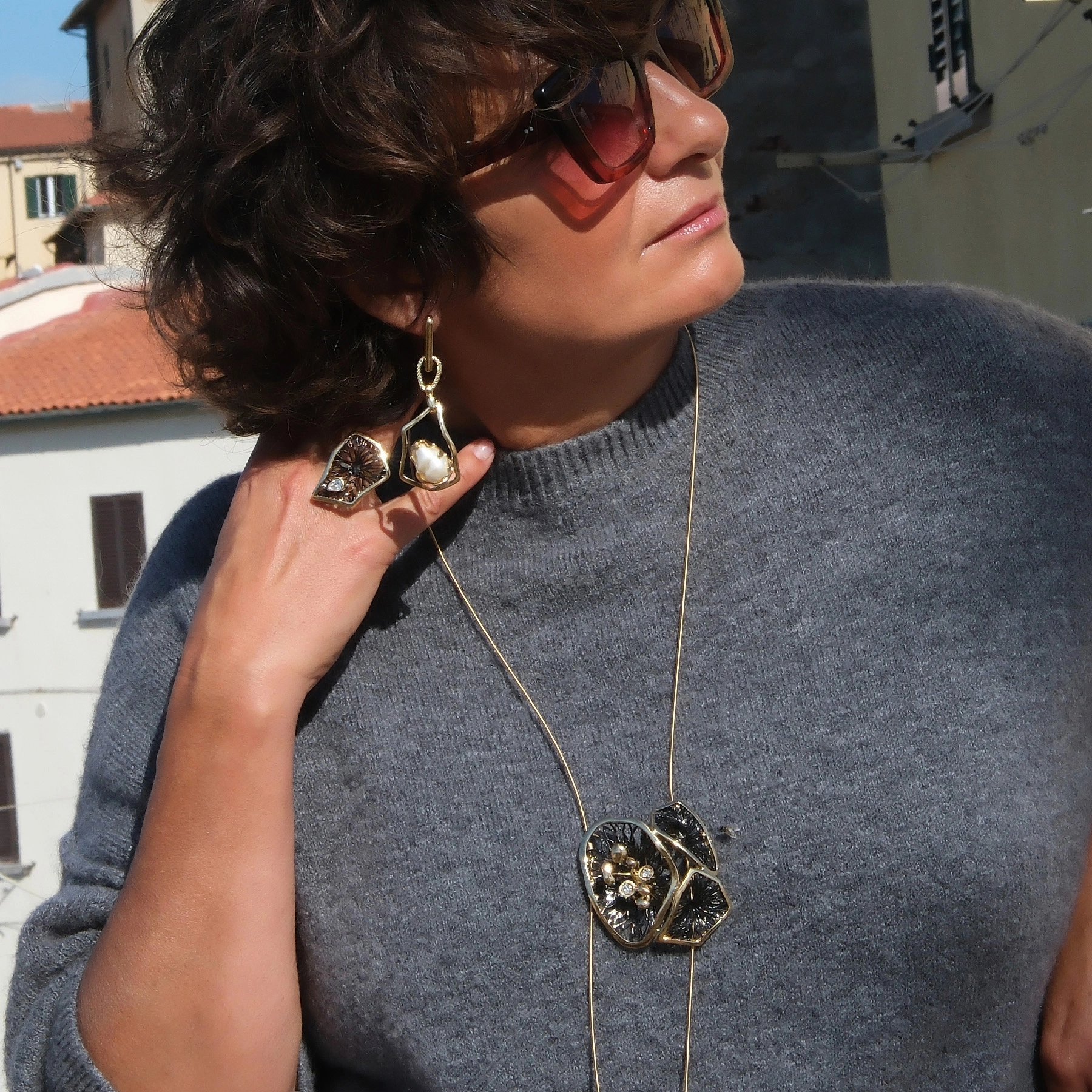 Regulowany pierścionek z ażurowym czarnym dekorem. PRZELOTNY ROMANS