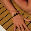 Sztywna otwarta bransoleta z lekkimi czarnymi kulami. DLA KOBIETY BIZNESU