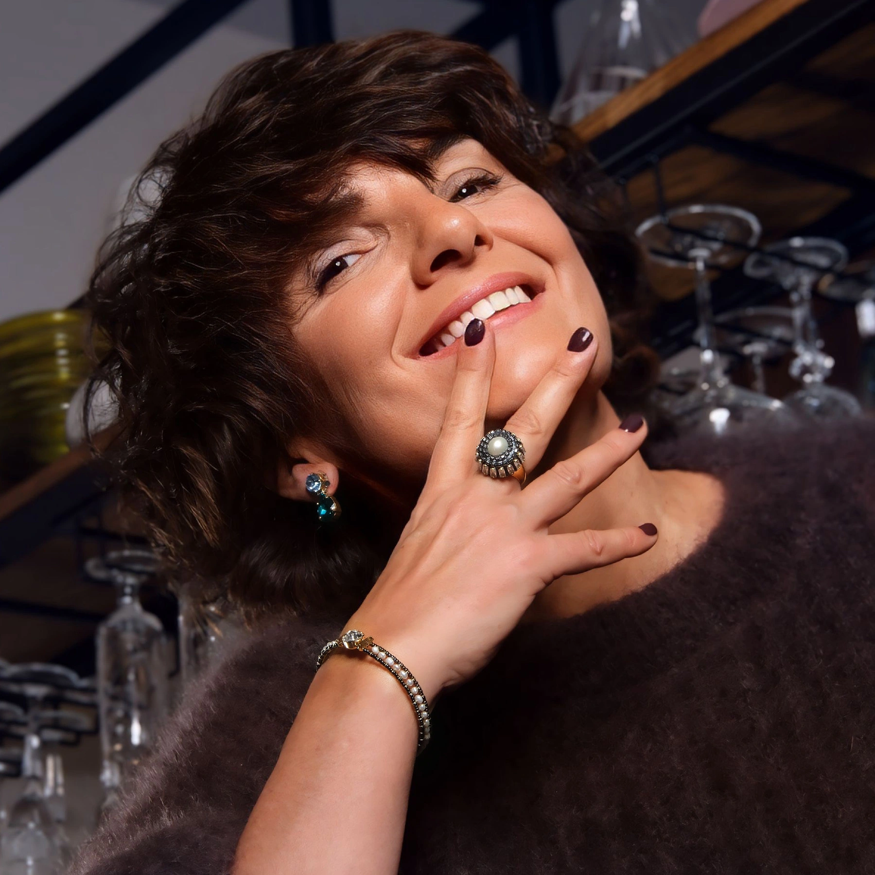 Złocony pierścionek z perłą, kryształkami i łańcuszkami. ŚWIT W UMBRII