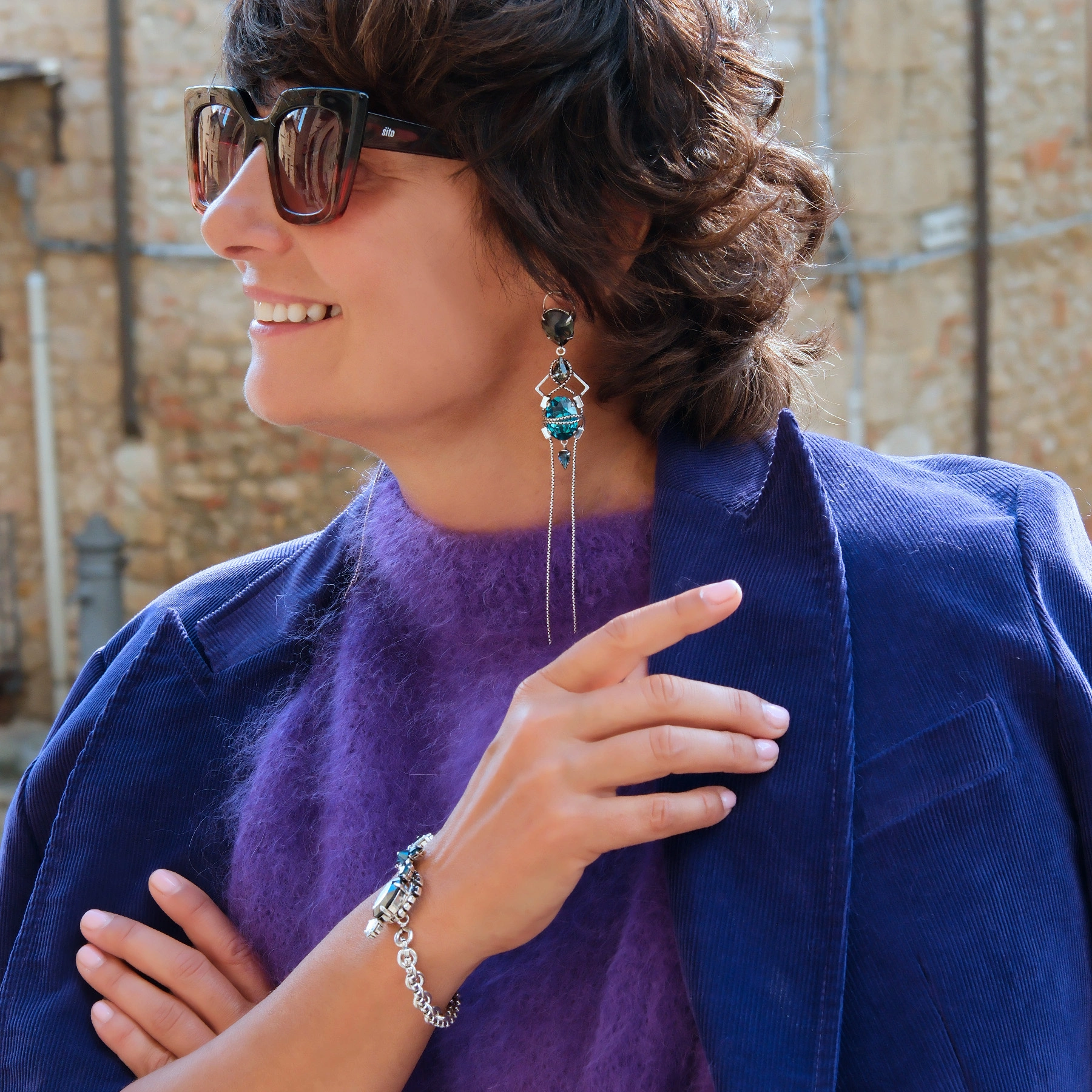 Bransoleta w srebrze z białymi i niebieskimi kryształkami. JESTEM NIEZALEŻNA