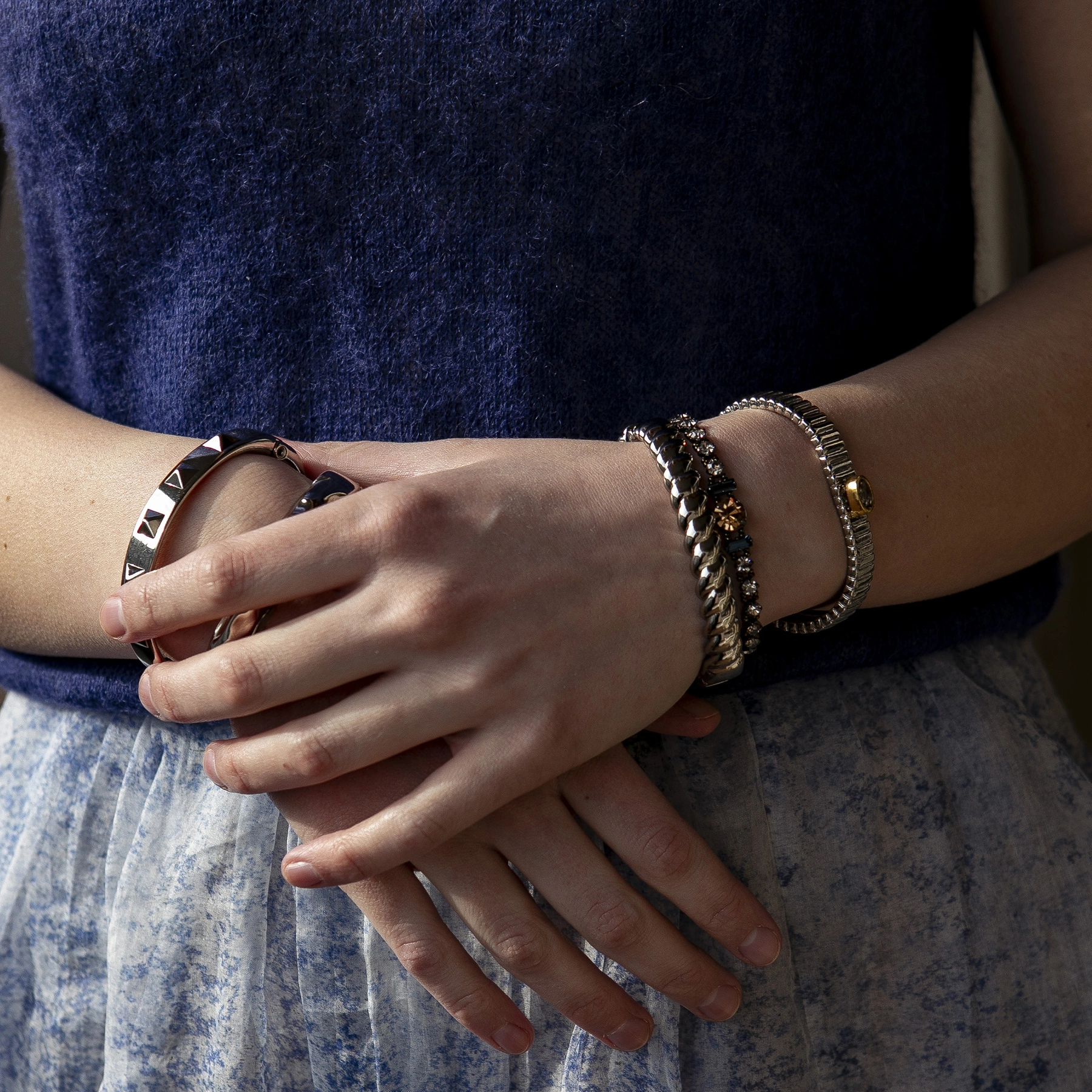 Sztywna srebrzona bransoletka o wytłaczanej powierzchni. SILVER MOON