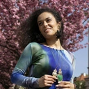 Pozłacane kolczyki koła z czarnymi kwiatami z tkaniny. GOTYK