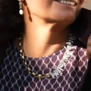 Pozłacane kolczyki z perłami, kryształkami i koralikami. HAFANANA