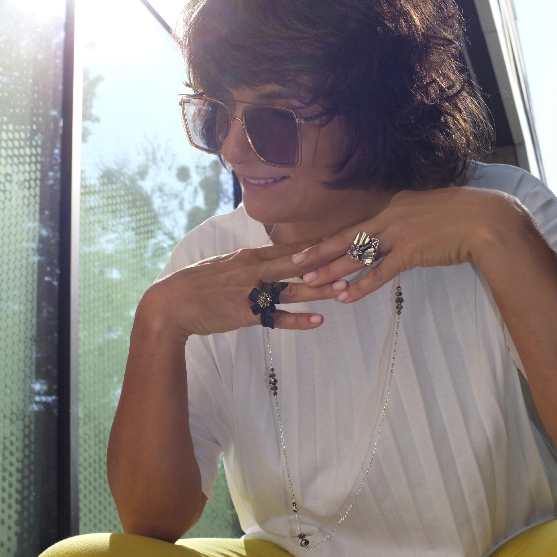 Długi naszyjnik na srebrnym łańcuszku z kryształkami. POWIEW WIATRU