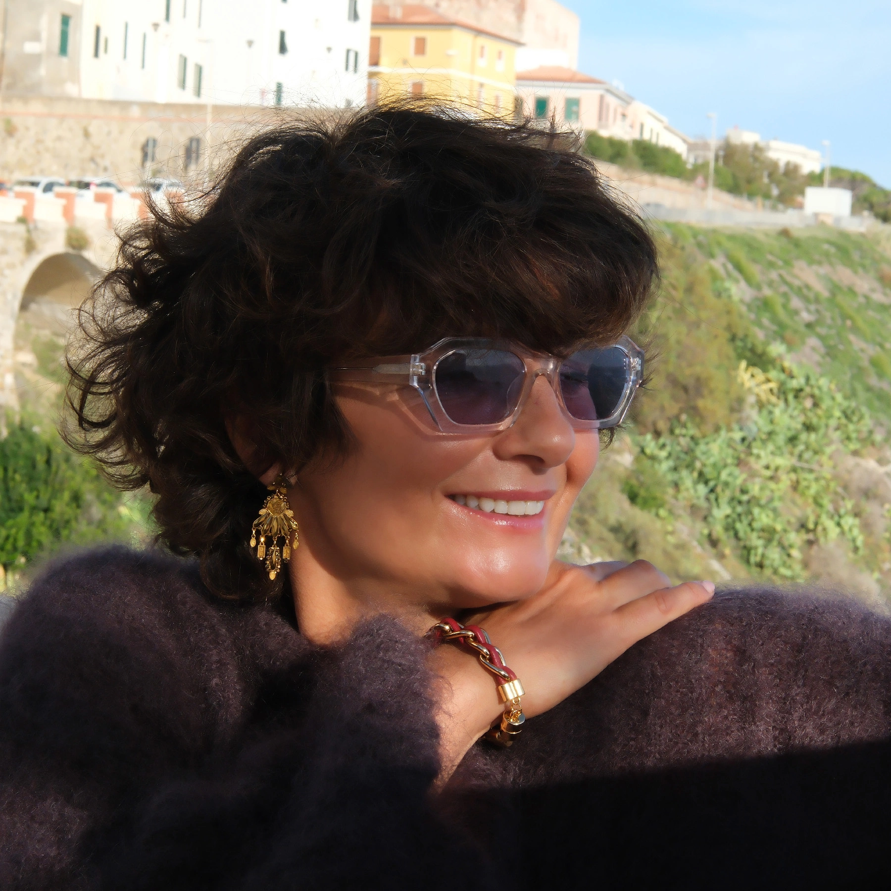 Kolczyki ze złotymi płatkami, kryształkami i zawieszkami. UROK BAROKU