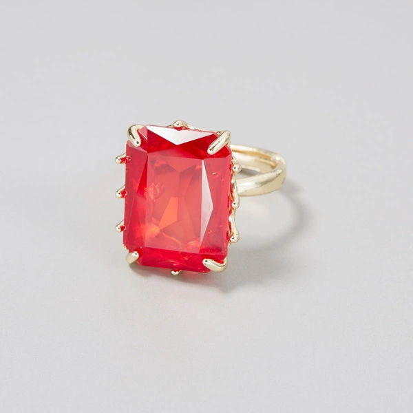 Pozłacany lekki pierścień z czerwonym kryształem. GIULIETTA