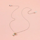 Krótki wisiorek na łańcuszku z prostokątnym kryształkiem. LEŚNA IGRASZKA