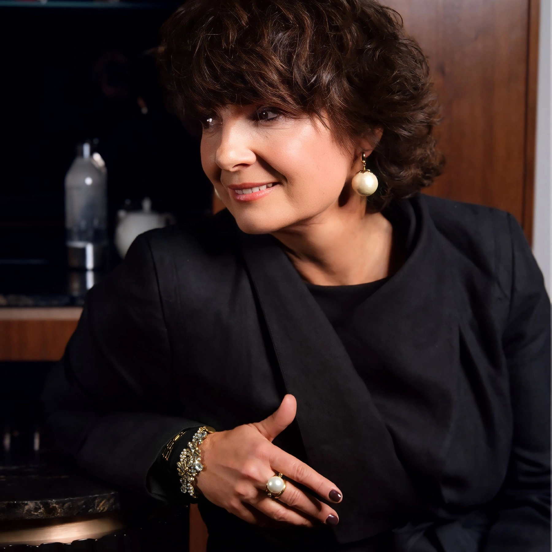 Złoocne kolczyki z zawieszką z dużą perłą bawełnianą. DOJRZAŁE PIĘKNO