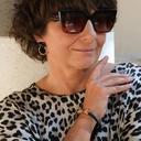 Sztywna skórzana bransoletka ze złotymi głowami panter. POZNAJMY SIĘ