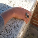 Regulowany pierścionek z ażurowym czarnym dekorem. PRZELOTNY ROMANS