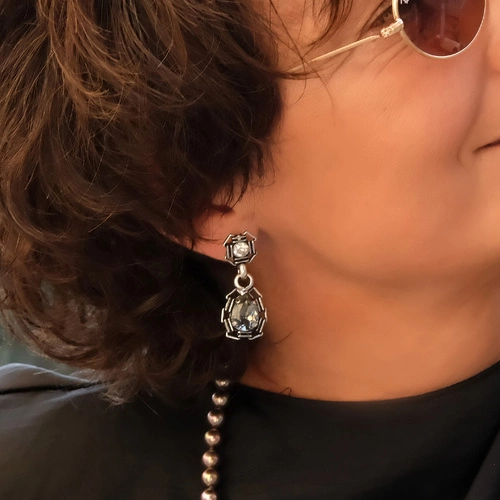 Posrebrzane kolczyki wiszące z szarymi kryształami. KOBIETA ZE STALI