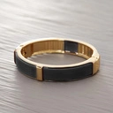 Sztywna złota bransoletka zdobiona czarną ekoskórą. Z KLASĄ