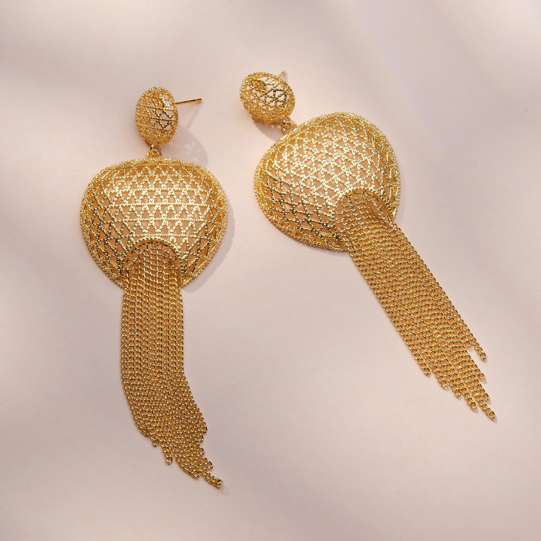 Złocone kolczyki z ażurowymi dekorami i łańcuszkami. POWIEW LUKSUSU