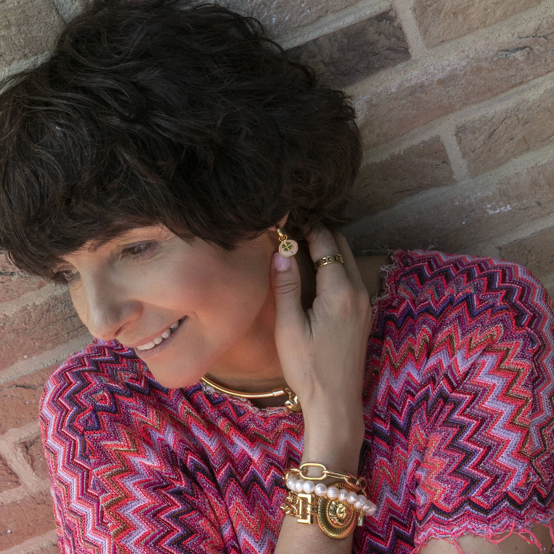 Pozłacane kolczyki z zawieszką z zieloną koniczynką. MAM SZCZĘŚCIE