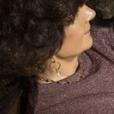 Wiszące kolczyki z perłą i łączonych elementów. OCZAROWANIE