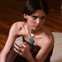 Pozłacany wisior z zielonym sercem z pszczółką z cyrkonii. NAJPIERW JA