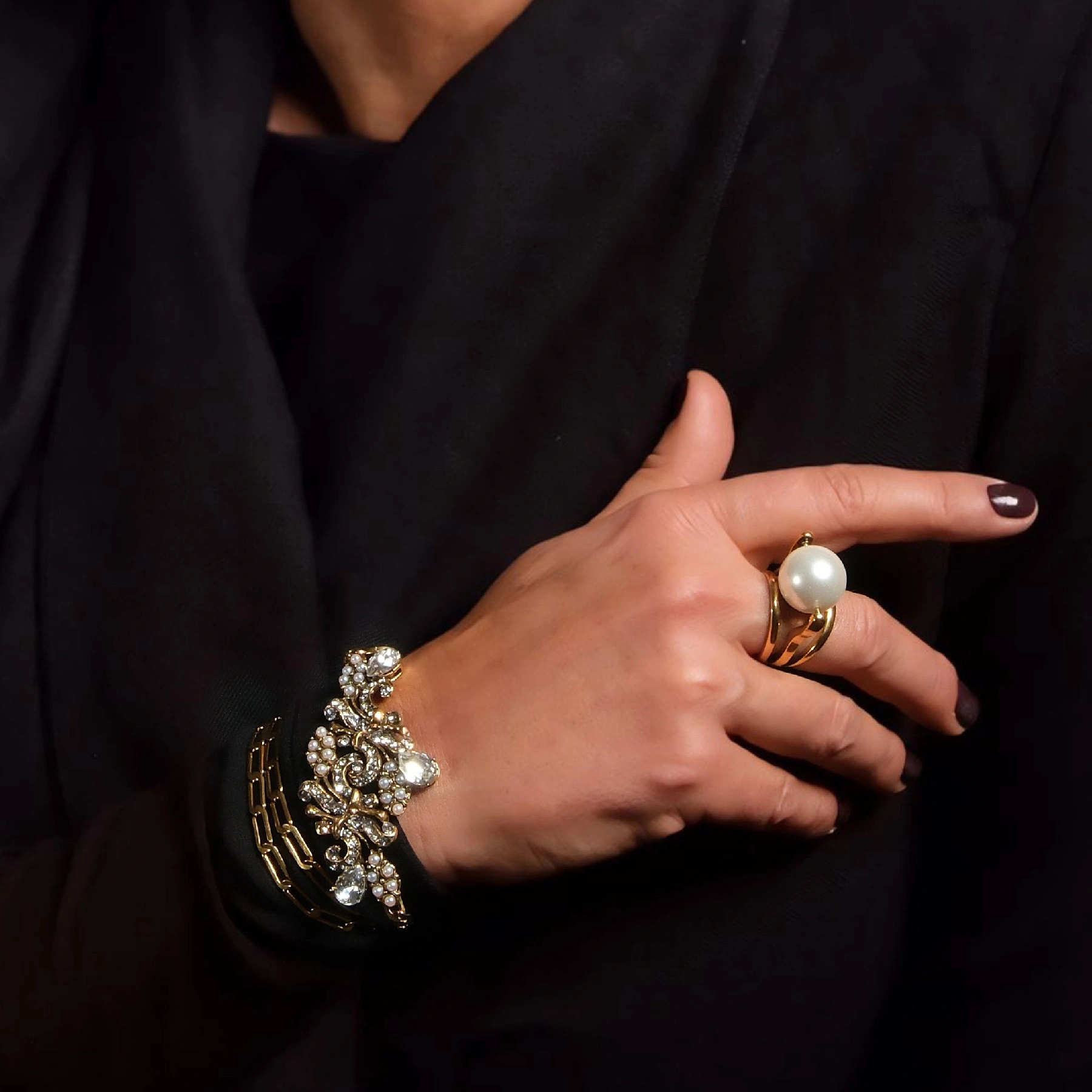 Złocony pierścionek z perłą w subtelnej oprawie. MICHELE