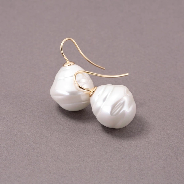 Pozłacane kolczyki z białą szklaną perłą Majorka. ZAKLĘTA KROPLA