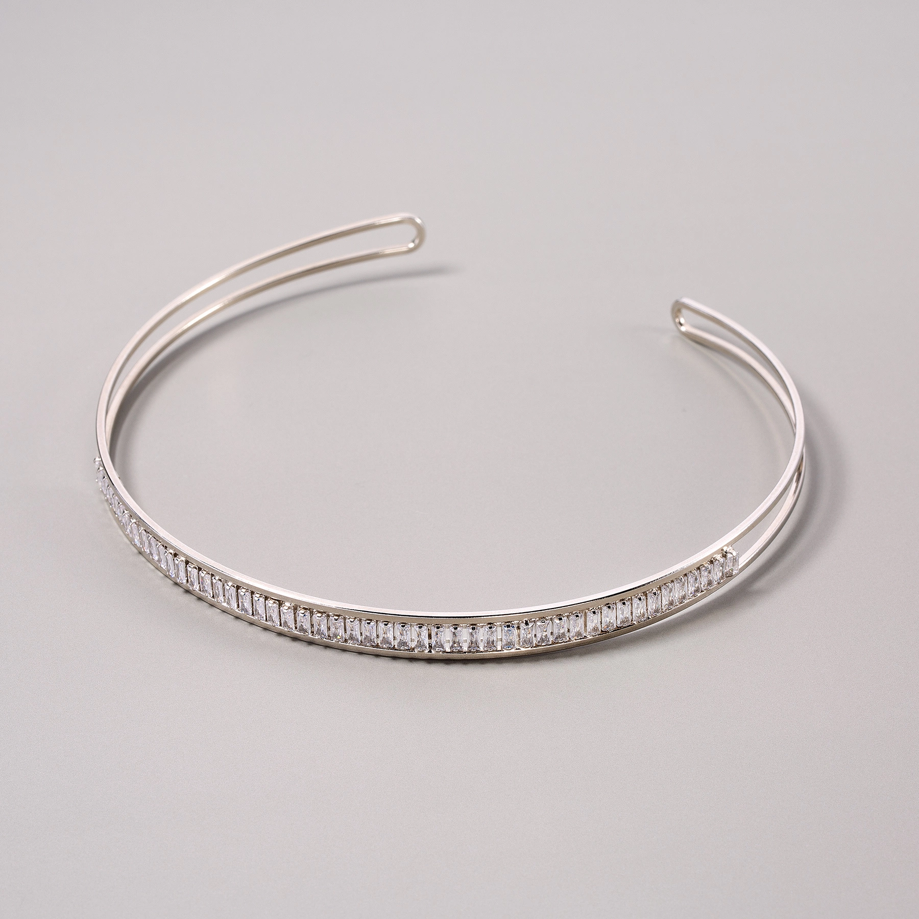 Sztywny posrebrzany choker o ażurowej konstrukcji. DLA SUPERWOMAN