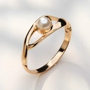 Sztywna złocona bransoletka z perłą słodkowodną. KANON PIĘKNA