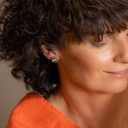 Okrągłe kolczyki wkrętki z szarymi kryształkami. SZARY DIAMENT