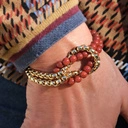 Bransoletka z koralików bordo i pozłacanego łańcuszka. WINO PRZY ŚWIECACH