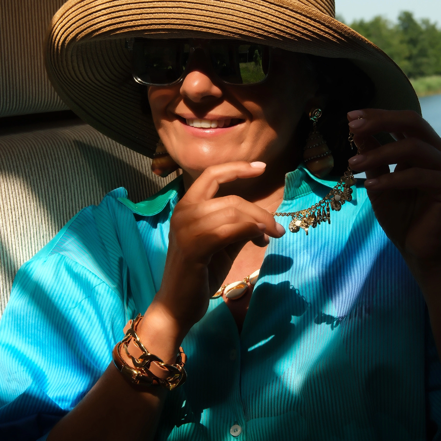 Pozłacane kolczyki z muszlą osadzoną w łańcuszkach. ECHO OCEANU