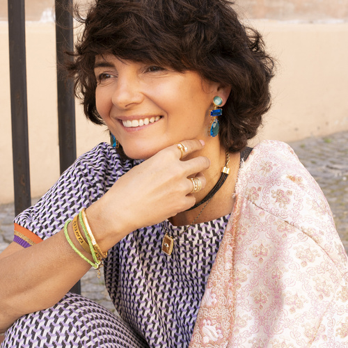 CON AGRADECIMIENTO. Un anillo delicado con bolas blancas.