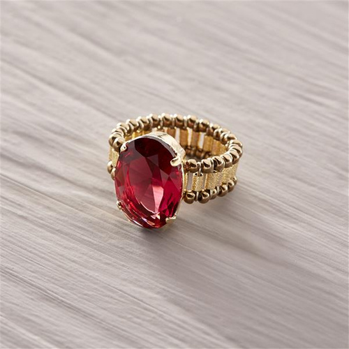 Wiosną soczyście. Pierścionek z oczkiem w bordowym kolorze