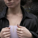 Pozłacany wisiorek z zawieszką trójzębem z cyrkoniami. CODZIENNE RYTUAŁY