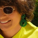 Kolczyki z zielonym kryształem i zawieszką w kształcie kropli. W KORONACH DRZEW