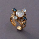 Pozłacany pierścionek w formie kwiatu z kryształami. SUPERNOWA