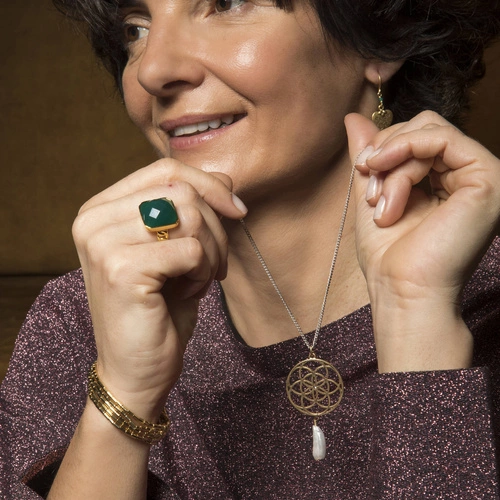 Długi wisiorek z ażurowym kołem zwieńczonym perłą. WIOSNA