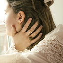 CON AGRADECIMIENTO. Un anillo delicado con bolas blancas.