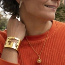 Wisiorek na łańcuszku z zawieszką z kulą ziemską. PODRÓŻ DO MARZEŃ