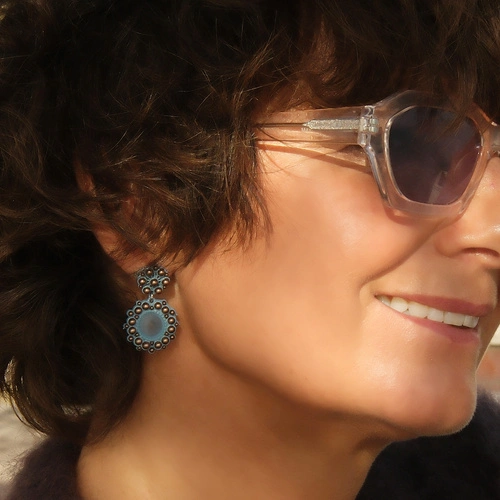 Srebrzone kolczyki z rozetami i niebieskimi kryształem. LUSTRO AZZURRO