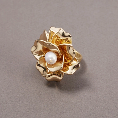 Regulowany pierścionek w kształcie kwiatka z perłą. CZUŁOŚĆ