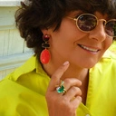 Pozłacane kolczyki z dekorem z żywicy i kryształami. SOCZYSTA PAPAJA