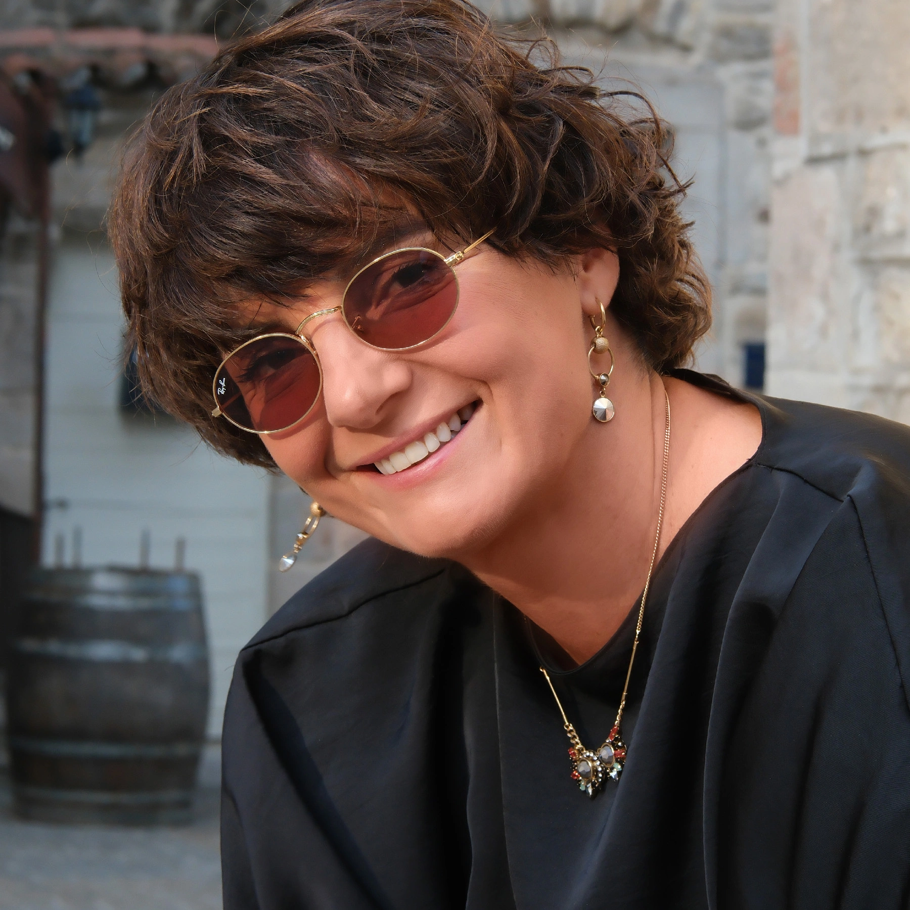 Pozłacane kolczyki wiszące z dwiema okrągłymi zawieszkami. MAM MOC