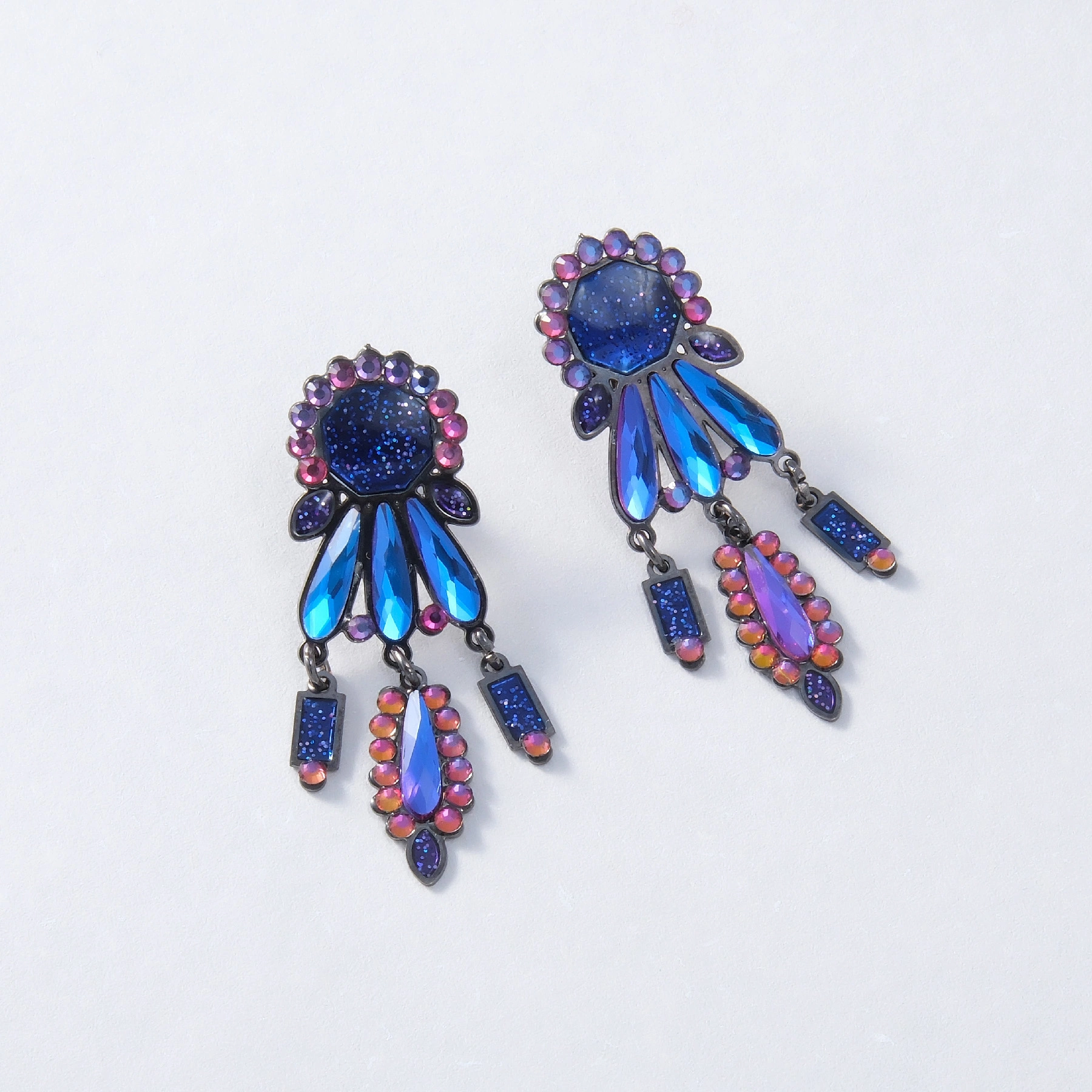 Kolczyki z kryształów i płatków z benzynowym połyskiem. FIAMMA DELLA DONNA